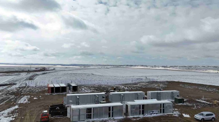 How Does Cold Weather Impact Bitcoin Mining Efficiency and Equipment